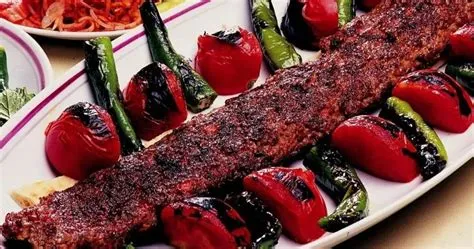  Huizhou Şi Şiş Kebap: İncecik Kesilmiş Eti Acılı Biber Sosuyla Buluşturan Bir Lezzet Şöleni!